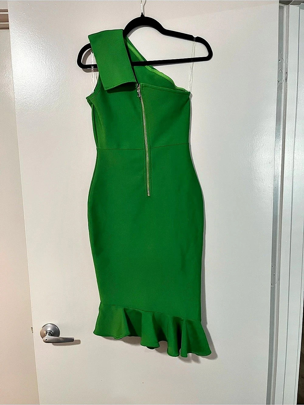 One-Shoulder Ruffle max Dress in Green Size Small - Picture 2 of 7